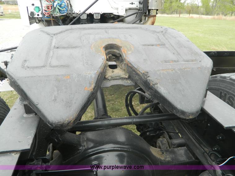 image for item K8068 2001 Freightliner FL112 semi truck