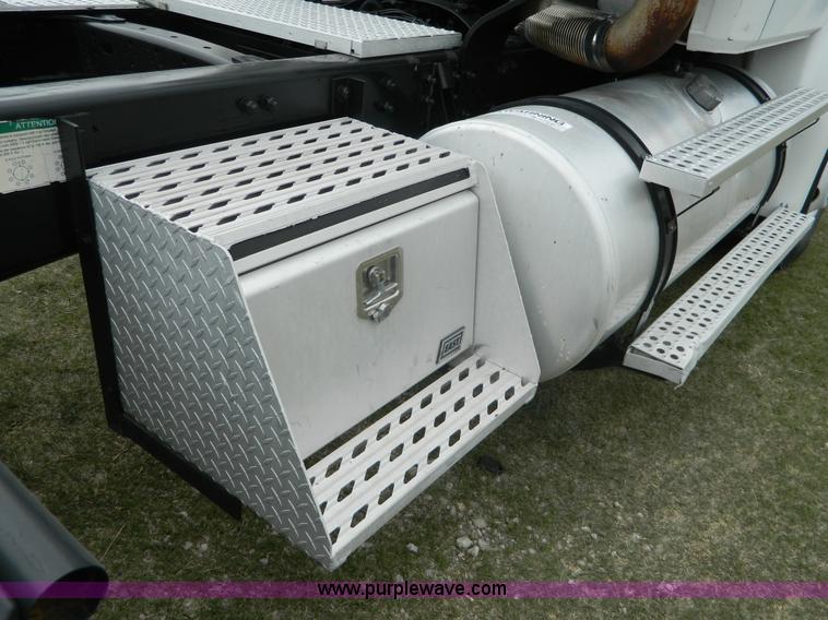 image for item K8068 2001 Freightliner FL112 semi truck