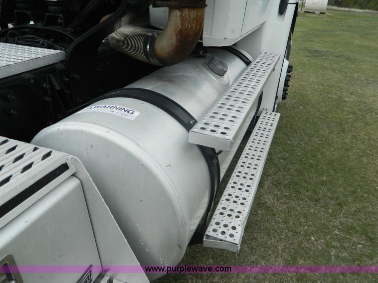 image for item K8068 2001 Freightliner FL112 semi truck