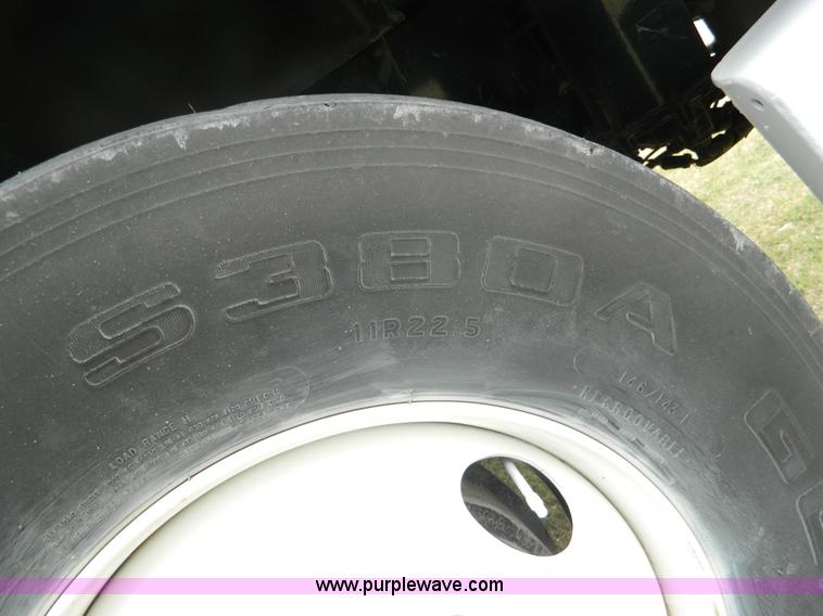 image for item K8068 2001 Freightliner FL112 semi truck