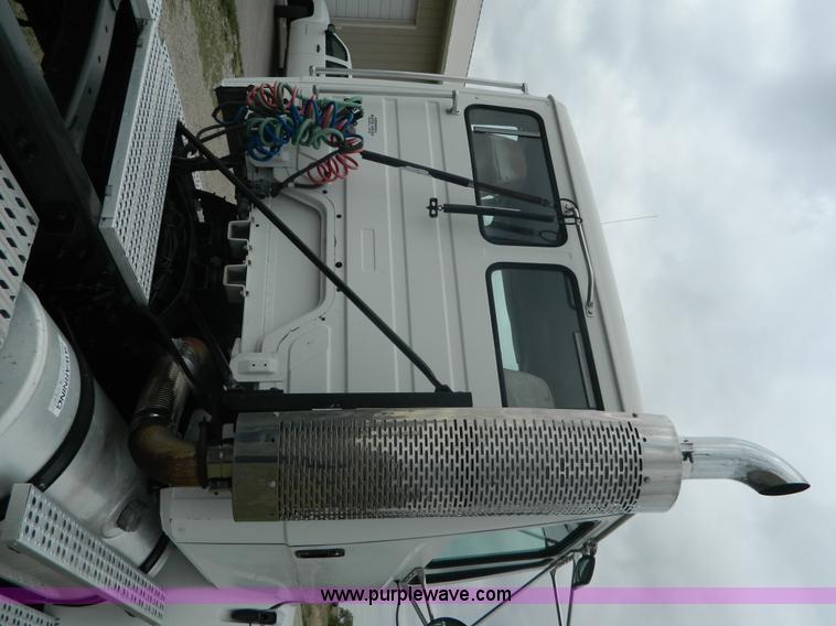 image for item K8068 2001 Freightliner FL112 semi truck