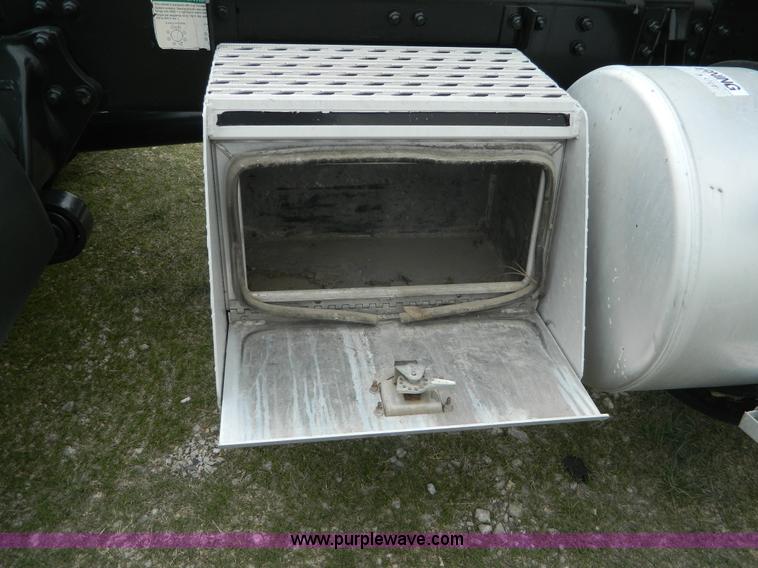 image for item K8068 2001 Freightliner FL112 semi truck