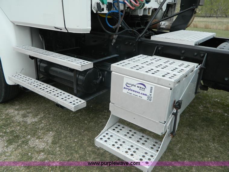 image for item K8068 2001 Freightliner FL112 semi truck