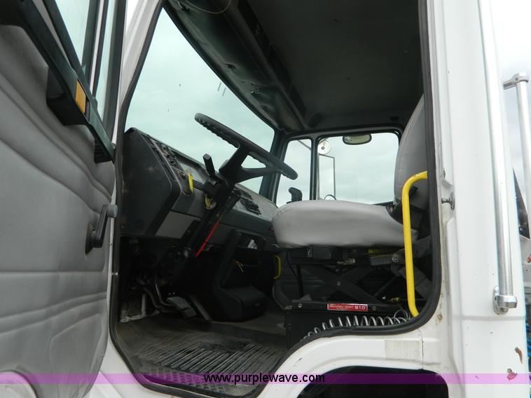image for item K8068 2001 Freightliner FL112 semi truck