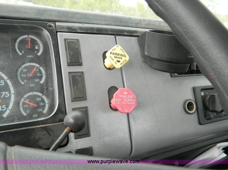 image for item K8068 2001 Freightliner FL112 semi truck