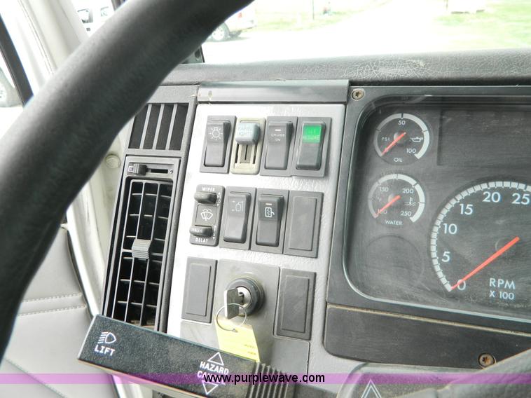 image for item K8068 2001 Freightliner FL112 semi truck