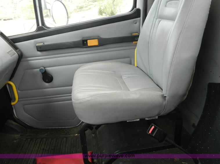 image for item K8068 2001 Freightliner FL112 semi truck