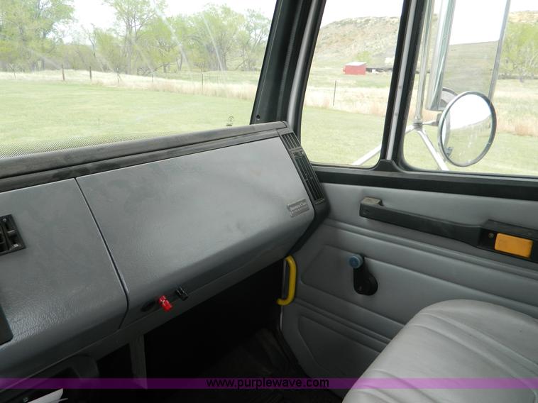 image for item K8068 2001 Freightliner FL112 semi truck