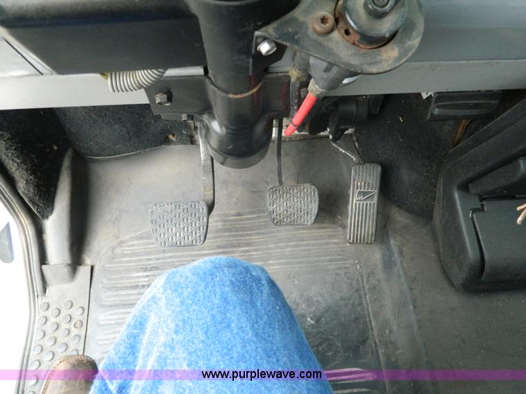 image for item K8068 2001 Freightliner FL112 semi truck