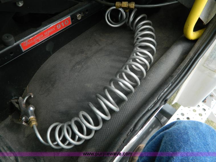 image for item K8068 2001 Freightliner FL112 semi truck