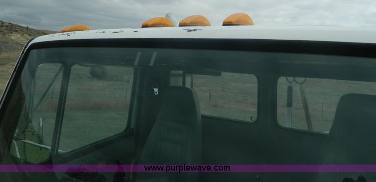 image for item K8068 2001 Freightliner FL112 semi truck