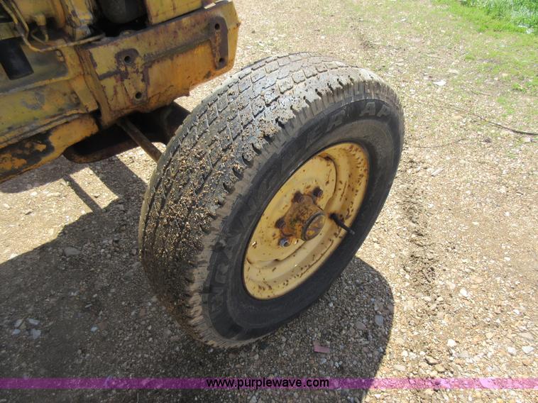 image for item AY9391 Ford 4400 tractor