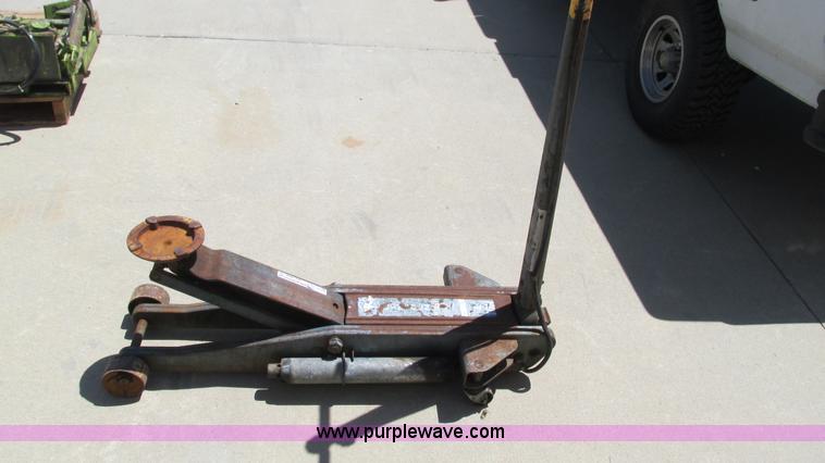 image for item AY9908 Lincoln floor jack