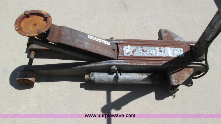 image for item AY9908 Lincoln floor jack