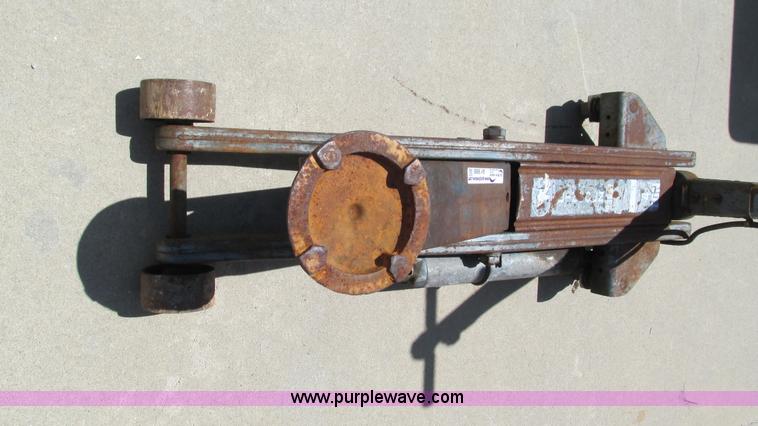 image for item AY9908 Lincoln floor jack