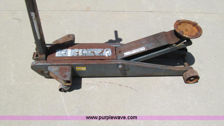 image for item AY9908 Lincoln floor jack