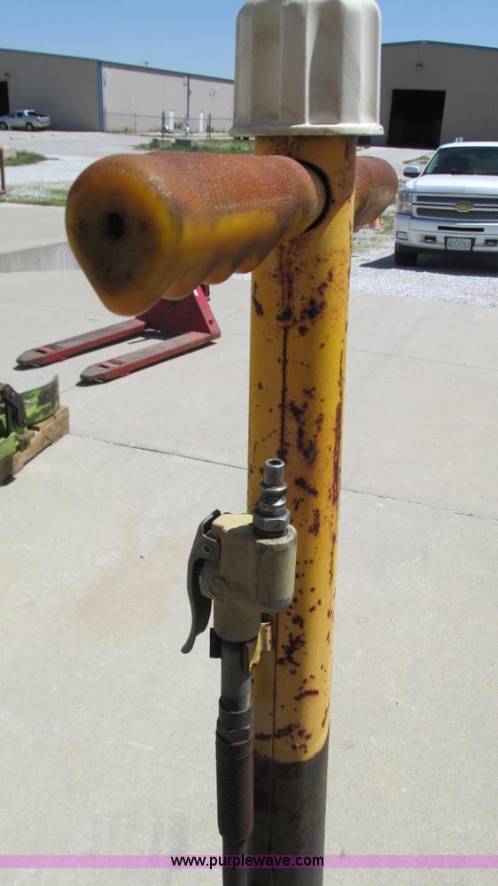 image for item AY9908 Lincoln floor jack