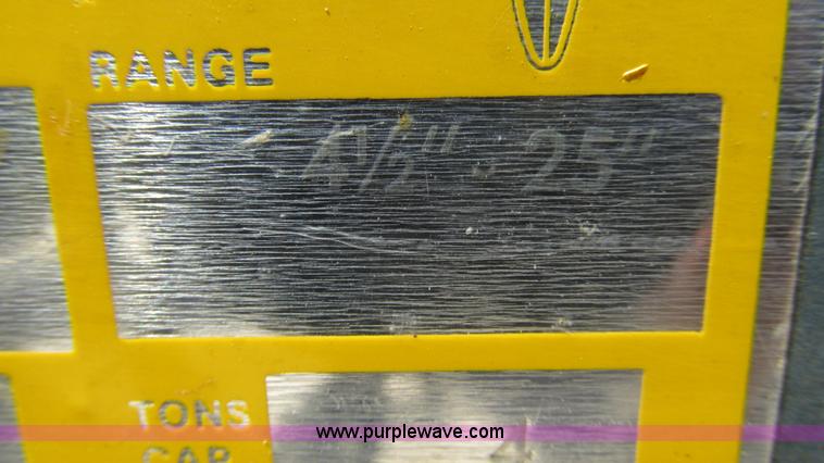 image for item AY9908 Lincoln floor jack