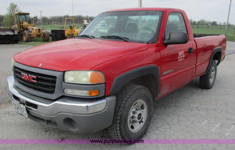 image for item D2402 2003 GMC Sierra 2500 pickup truck