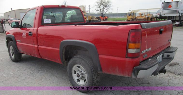 image for item D2402 2003 GMC Sierra 2500 pickup truck