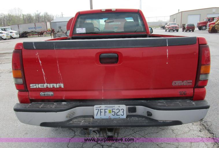 image for item D2402 2003 GMC Sierra 2500 pickup truck