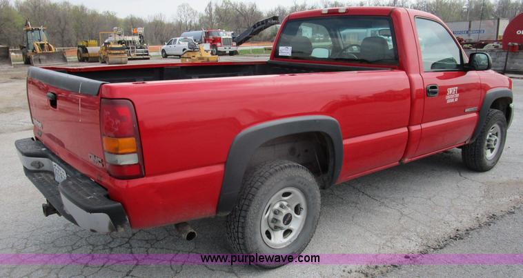 image for item D2402 2003 GMC Sierra 2500 pickup truck
