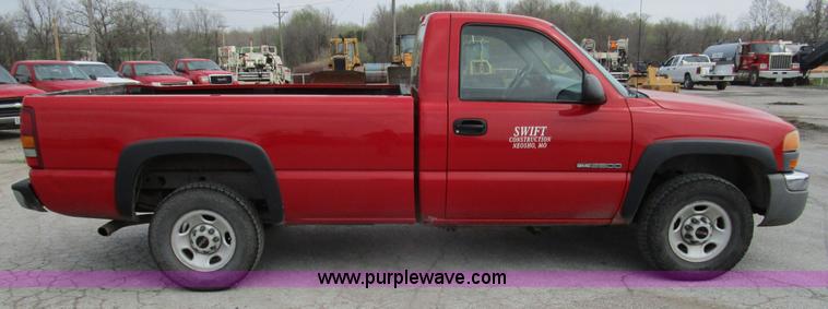 image for item D2402 2003 GMC Sierra 2500 pickup truck