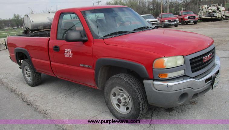 image for item D2402 2003 GMC Sierra 2500 pickup truck