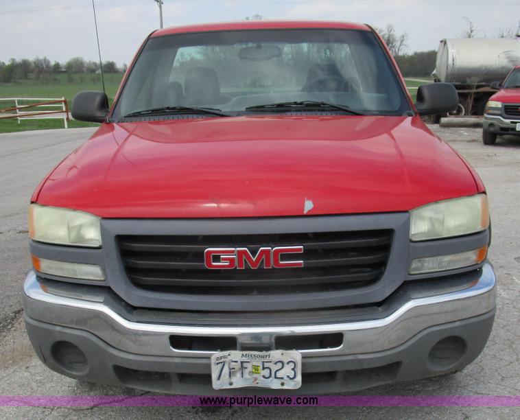 image for item D2402 2003 GMC Sierra 2500 pickup truck