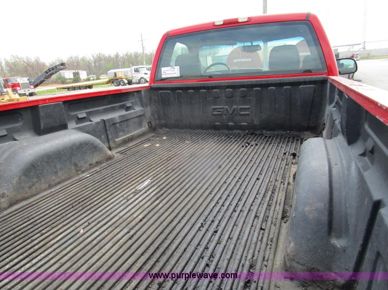 image for item D2402 2003 GMC Sierra 2500 pickup truck