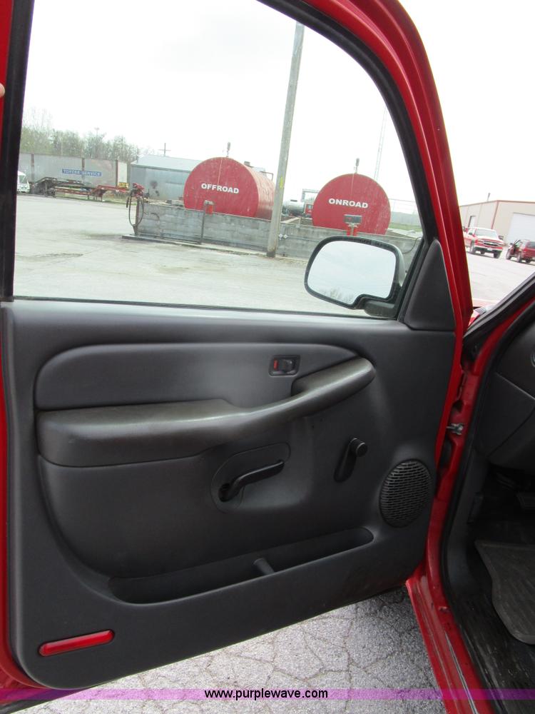 image for item D2402 2003 GMC Sierra 2500 pickup truck