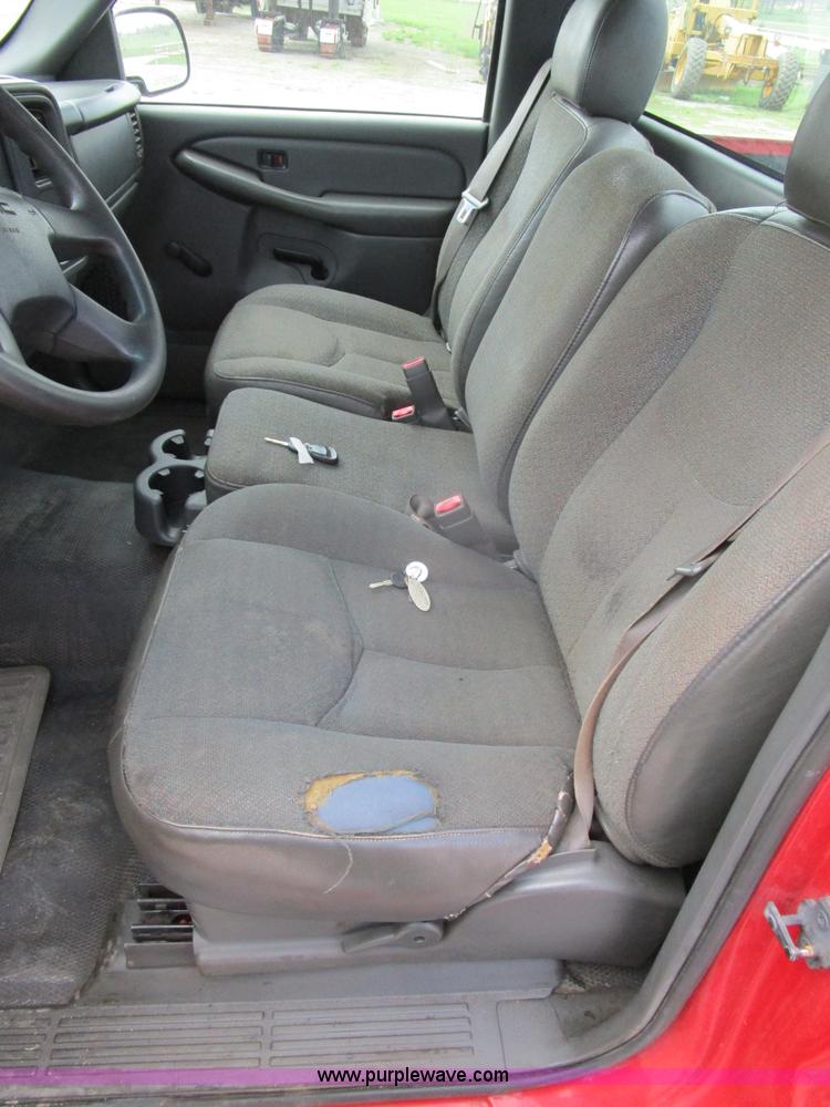 image for item D2402 2003 GMC Sierra 2500 pickup truck