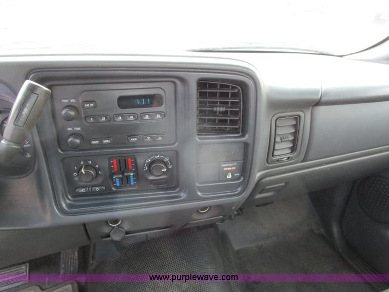 image for item D2402 2003 GMC Sierra 2500 pickup truck