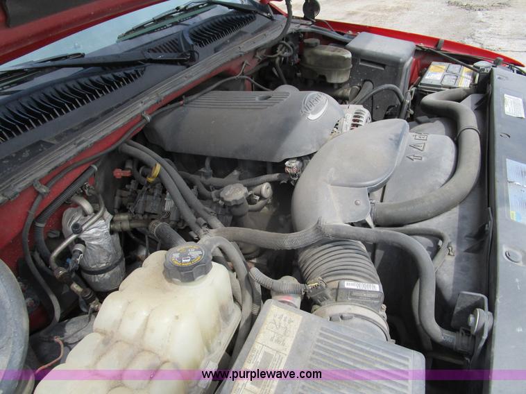 image for item D2402 2003 GMC Sierra 2500 pickup truck