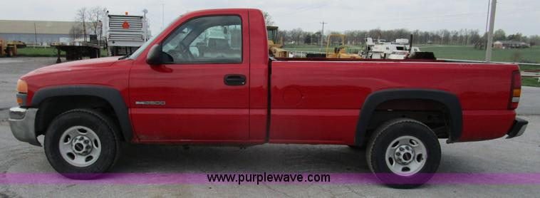 image for item D2403 2003 GMC Sierra 2500 pickup truck