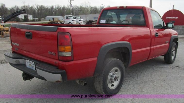 image for item D2403 2003 GMC Sierra 2500 pickup truck