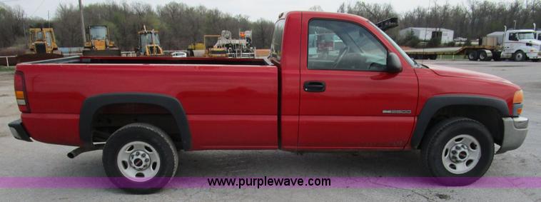 image for item D2403 2003 GMC Sierra 2500 pickup truck