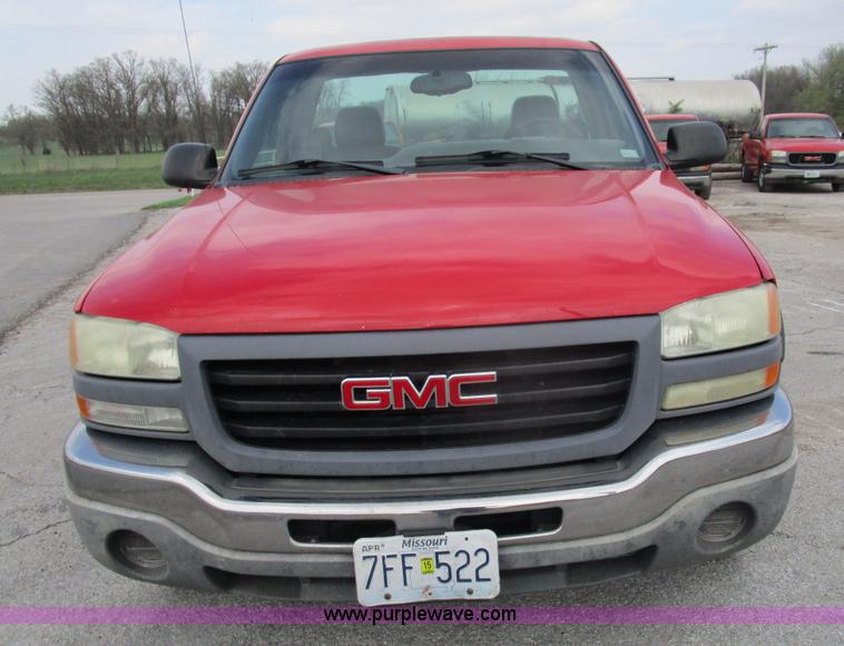 image for item D2403 2003 GMC Sierra 2500 pickup truck