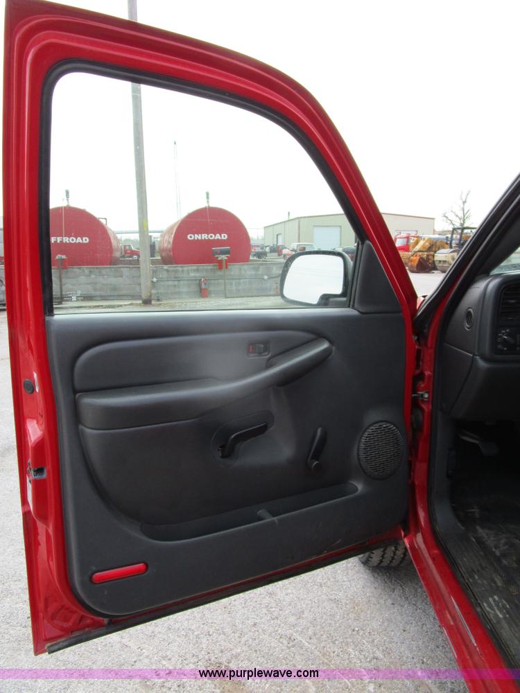 image for item D2403 2003 GMC Sierra 2500 pickup truck