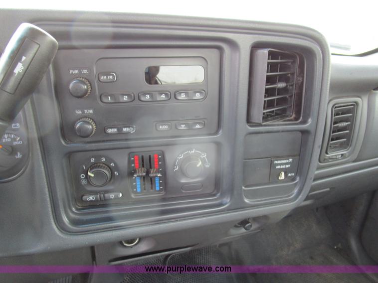 image for item D2403 2003 GMC Sierra 2500 pickup truck