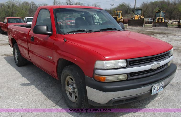 image for item D2404 2000 Chevrolet Silverado 1500 pickup truck
