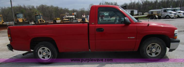 image for item D2404 2000 Chevrolet Silverado 1500 pickup truck
