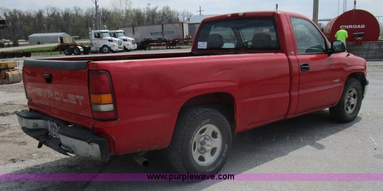 image for item D2404 2000 Chevrolet Silverado 1500 pickup truck