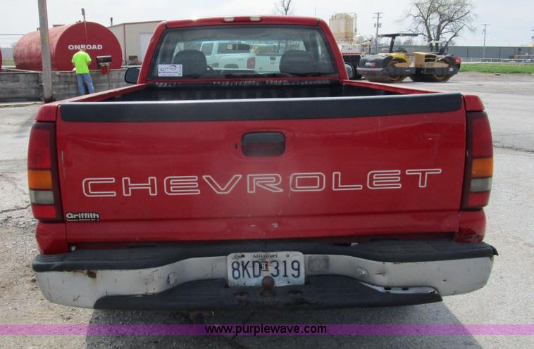 image for item D2404 2000 Chevrolet Silverado 1500 pickup truck
