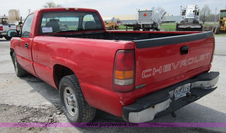 image for item D2404 2000 Chevrolet Silverado 1500 pickup truck
