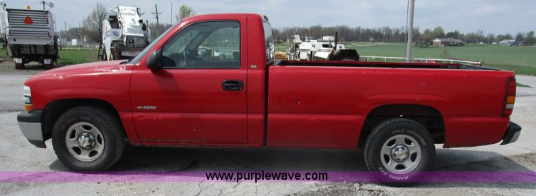 image for item D2404 2000 Chevrolet Silverado 1500 pickup truck