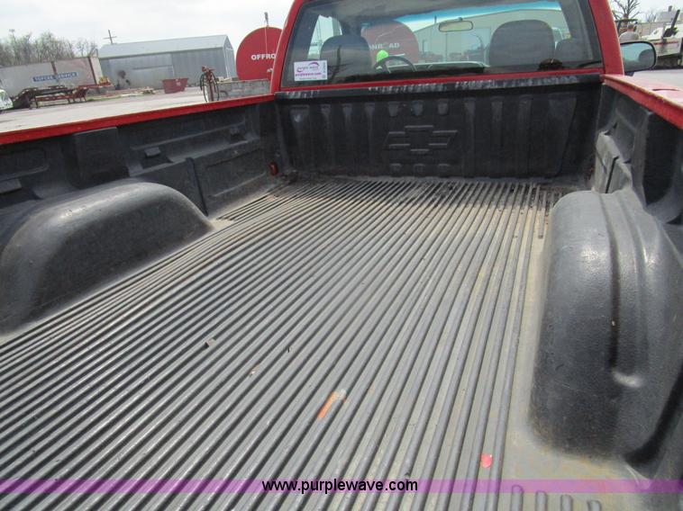 image for item D2404 2000 Chevrolet Silverado 1500 pickup truck