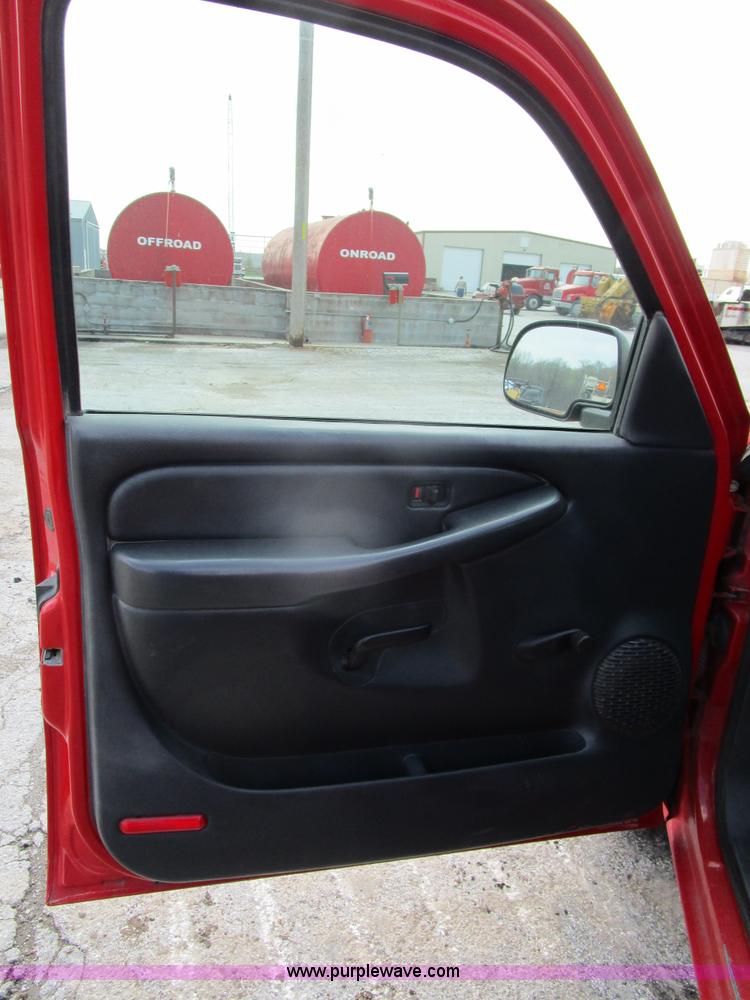 image for item D2404 2000 Chevrolet Silverado 1500 pickup truck