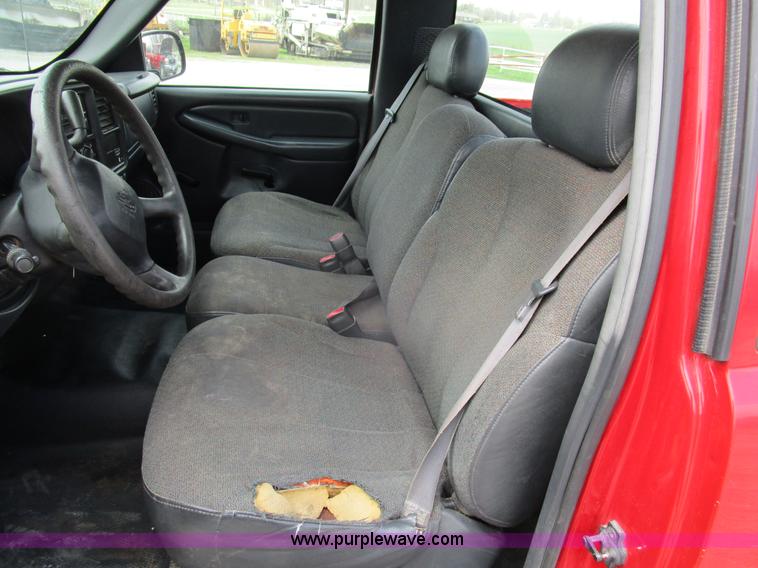 image for item D2404 2000 Chevrolet Silverado 1500 pickup truck