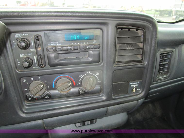 image for item D2404 2000 Chevrolet Silverado 1500 pickup truck